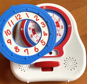 幼児が時計を読めるようになる方法【おすすめの時計絵本・おもちゃ等ご紹介】